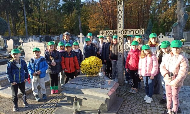 3 Gromada Zuchowa „Leśne Ludki” podczas akcji „Pamiętamy”