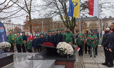 3 Gromada Zuchowa „Leśne Ludki” na obchodach Narodowego Święta Niepodległości