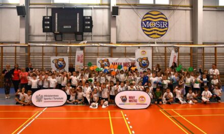 Sportowa zabawa klas 1–3 w Słupcy w ramach programu „Mały Mistrz”