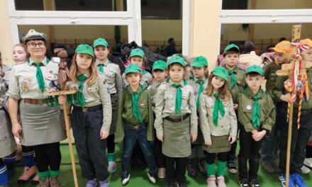 Gromada zuchowa „Leśne Ludki” na biwaku z okazji Dnia Myśli Braterskiej.