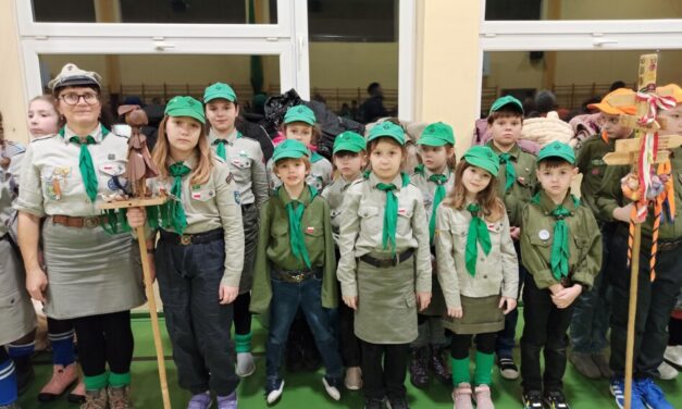 Gromada zuchowa „Leśne Ludki” na biwaku z okazji Dnia Myśli Braterskiej.