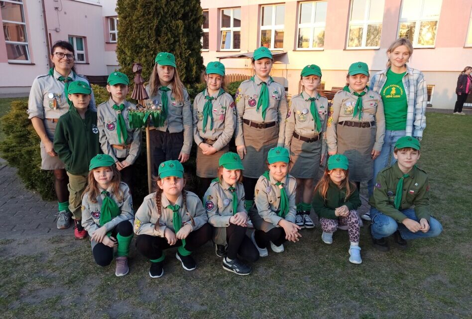 3 Gromada Zuchowa „Leśne Ludki” na biwaku Namiestnictwa Zuchowego z okazji Dnia Zucha ” W&nbsp;galerii sztuki” w Wilczynie.