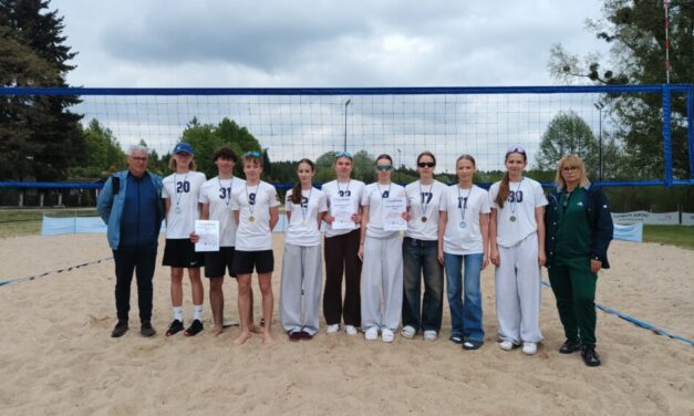 Sukces młodzieży z&nbsp;SP3 Słupca w&nbsp;Mistrzostwach Powiatu w&nbsp;Siatkówce Plażowej- złoto dla chłopców i&nbsp;srebro dla dziewcząt